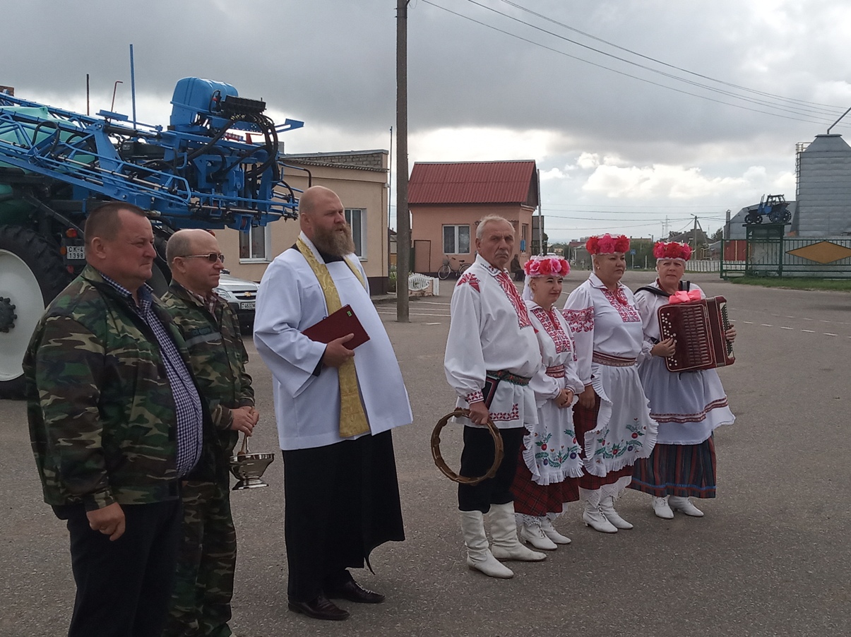 Ксендз Генрих благословляет участников уборочной страды КСУП Неверовичи