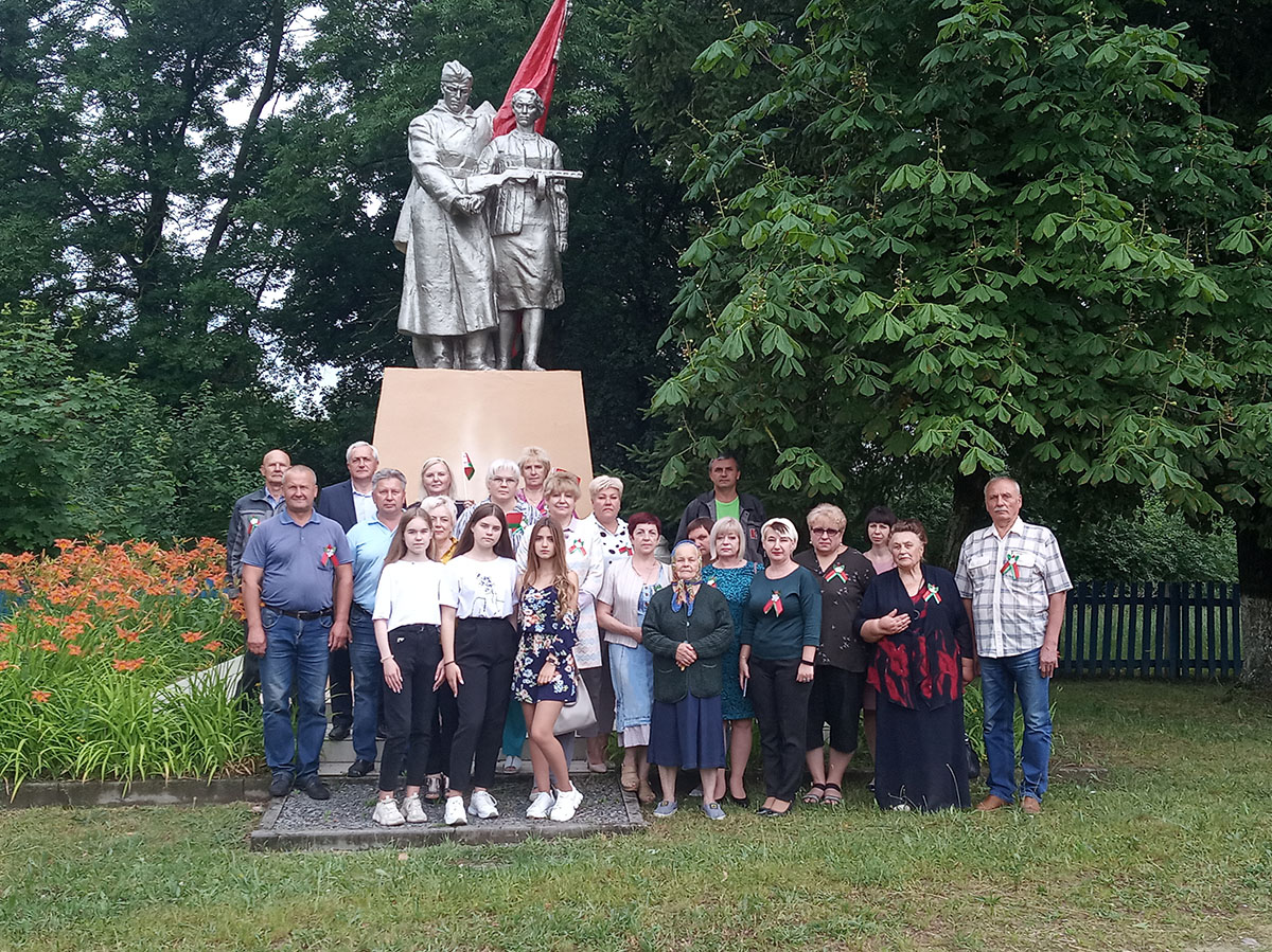 Делегация КСУП «Неверовичи» приняла участие в митинге у памятника землякам в д. Колядичи и посетила мемориальный комплекс «Шауличи»