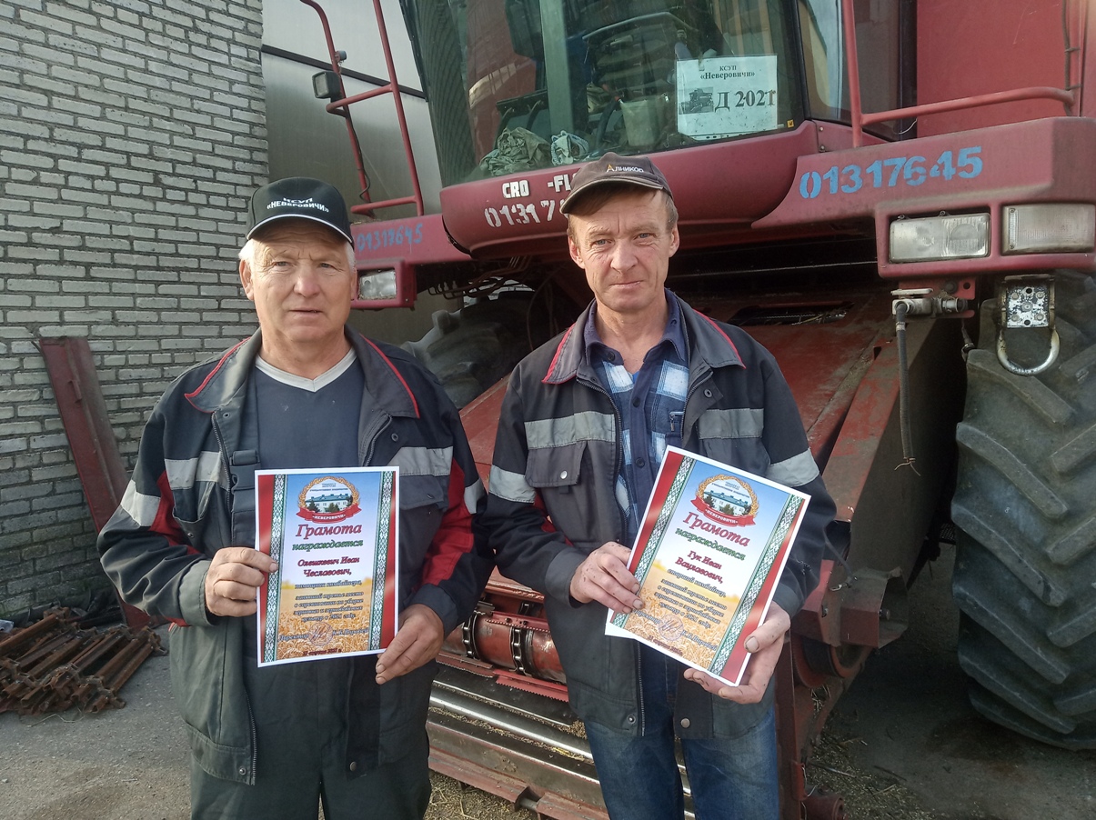Комбайнеры Иван Гук и Иван Олешкевич